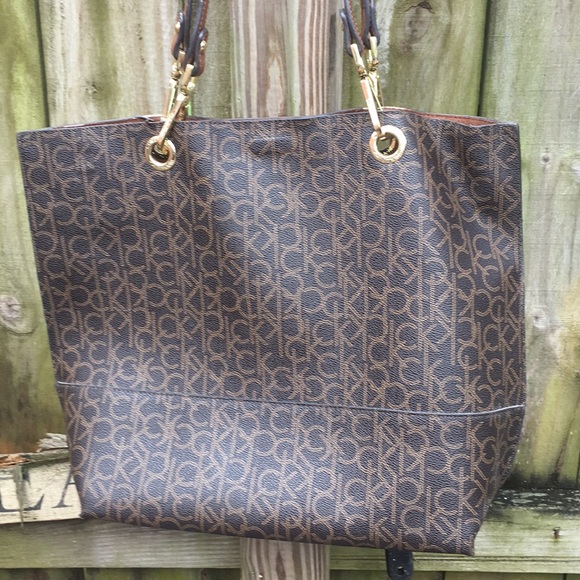 Calvin Klein oversized leather handbag - Picture 2 of 8